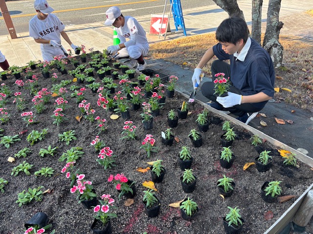 附設寮「八太郎館」で花植えボランティアを実施しました