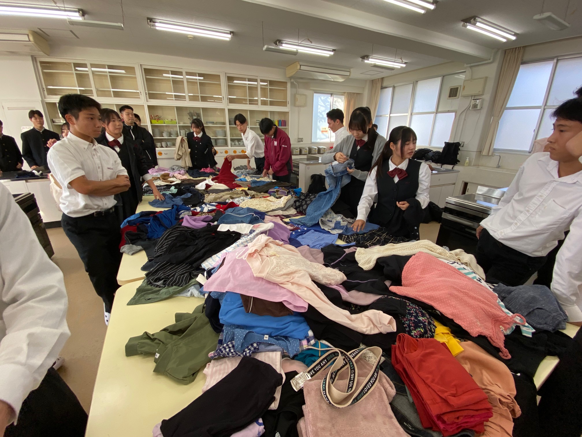 「服のチカラプロジェクト」～思い出の子ども服を難民に届けよう！～