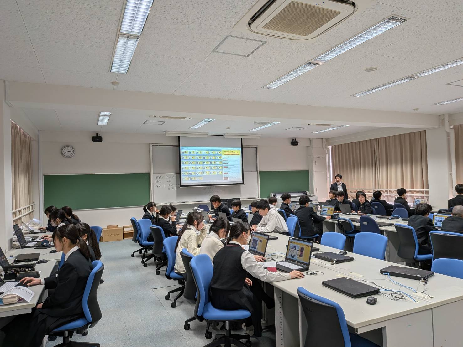 中学2年 技術の授業の様子 ―「アルゴロジック2」に挑戦