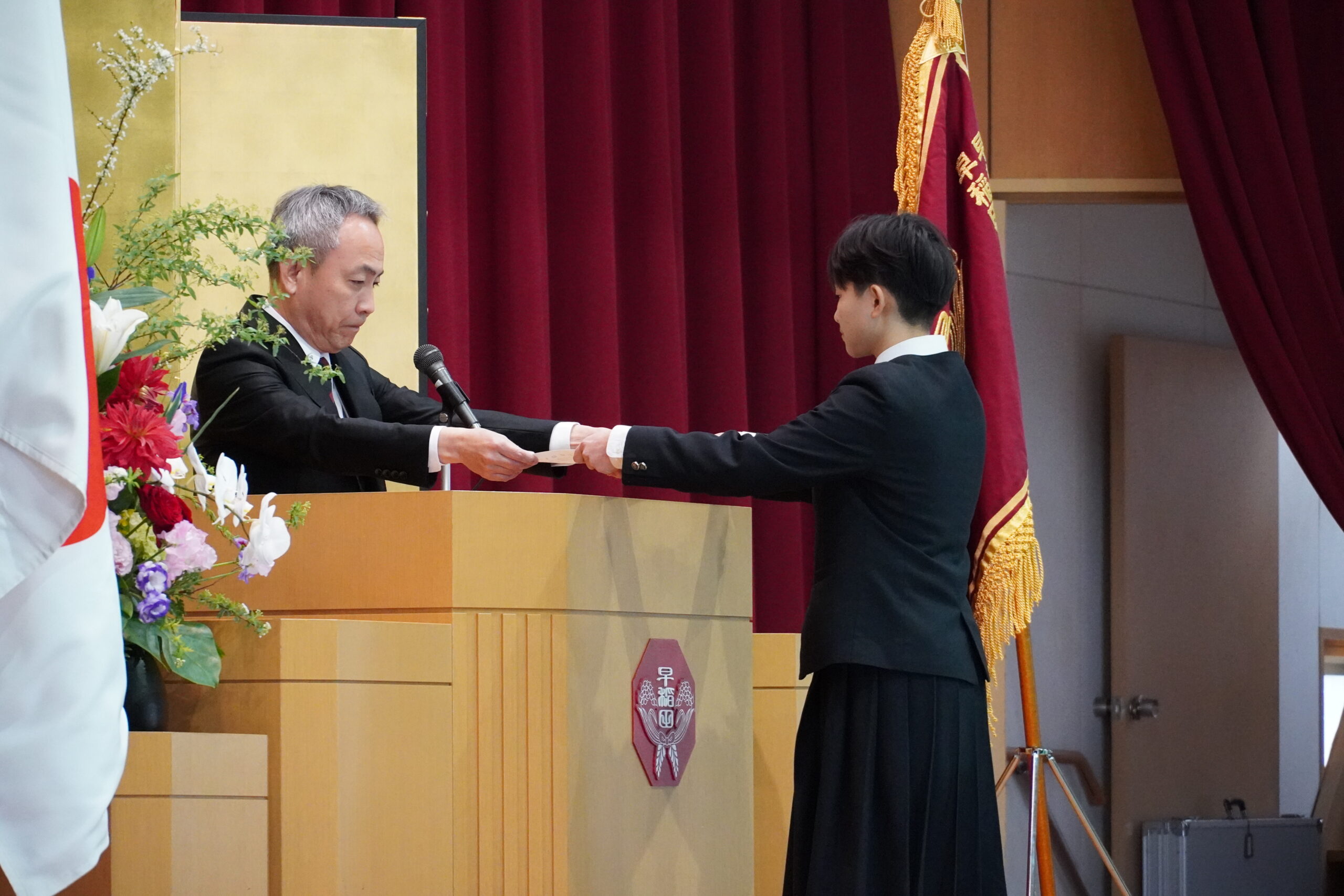 中学3年生が新たな一歩へ ― 第14回 中学校卒業式を挙行しました