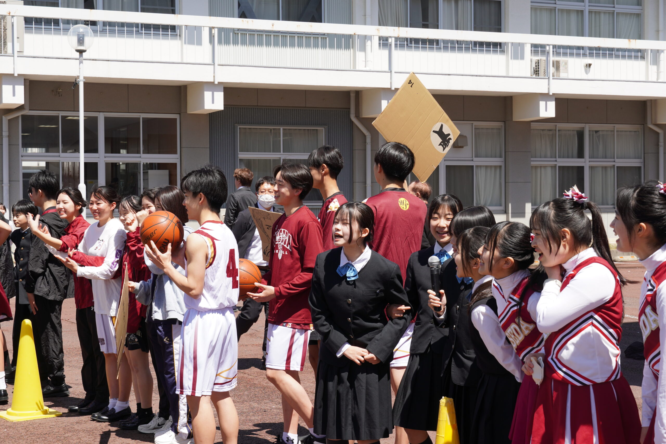 クイズに挑戦！カメラの向こうは大盛り上がり！